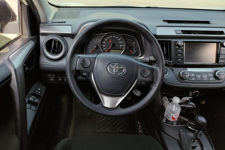 Used Toyota RAV4 2016 2.0L CVT Two-Wheel Drive Fashion Edition China V Standard Steering Wheel