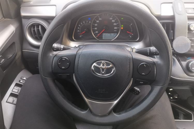 Used Toyota RAV4 2016 2.0L CVT Two-Wheel Drive Fashion Edition China V Standard Steering Wheel