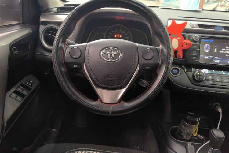 Used Toyota RAV4 2016 2.0L CVT Two-Wheel Drive Fashion Edition China V Standard Steering Wheel