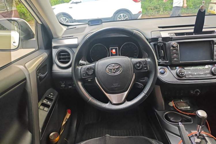 Used Toyota RAV4 2016 2.0L CVT Two-Wheel Drive Smart Edition China V Standard Steering Wheel