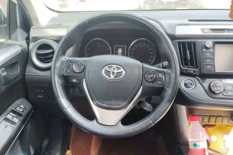 Used Toyota RAV4 2016 2.5L Automatic 4x4 Elite Edition Steering Wheel