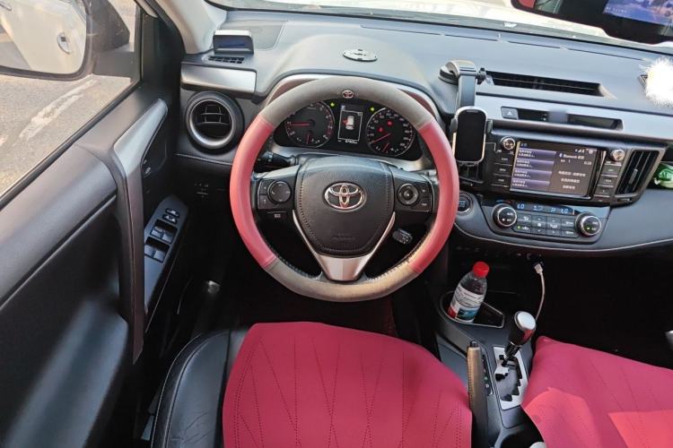 Used Toyota RAV4 2016 2.5L Automatic 4x4 Elite Edition Steering Wheel