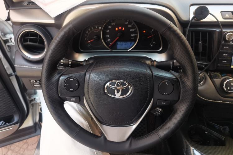 Used Toyota RAV4 2016 2.0L CVT Two-Wheel Drive Fashion Edition China V Standard Steering Wheel