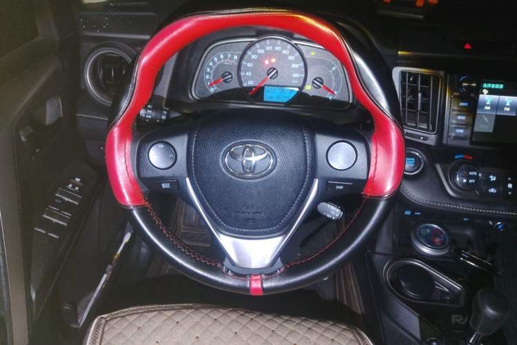 Used Toyota RAV4 2016 2.0L CVT Two-Wheel Drive Fashion Edition China V Standard Steering Wheel