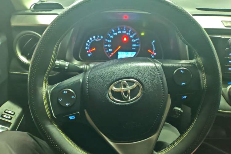 Used Toyota RAV4 2016 2.0L CVT Two-Wheel Drive Fashion Edition China V Standard Steering Wheel
