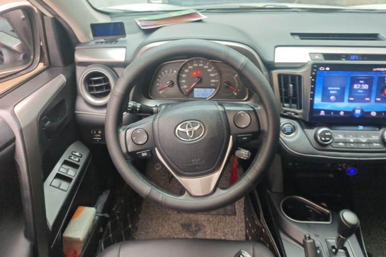 Used Toyota RAV4 2016 2.0L CVT Two-Wheel Drive Fashion Edition China V Standard Steering Wheel