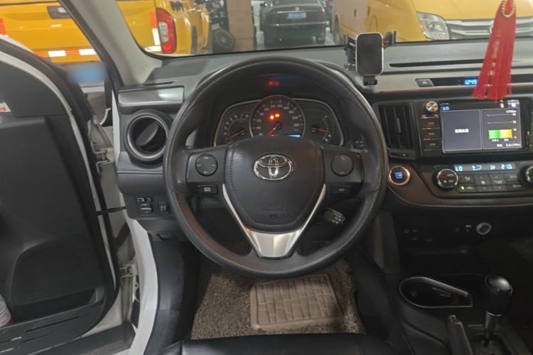 Used Toyota RAV4 2016 2.0L CVT Two-Wheel Drive Fashion Edition China V Standard Steering Wheel