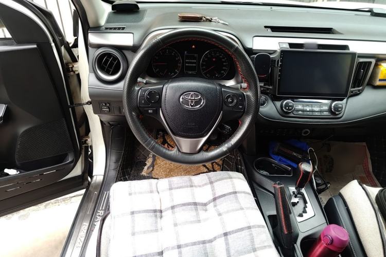 Used Toyota RAV4 2016 2.5L Automatic 4x4 Elite Edition Steering Wheel