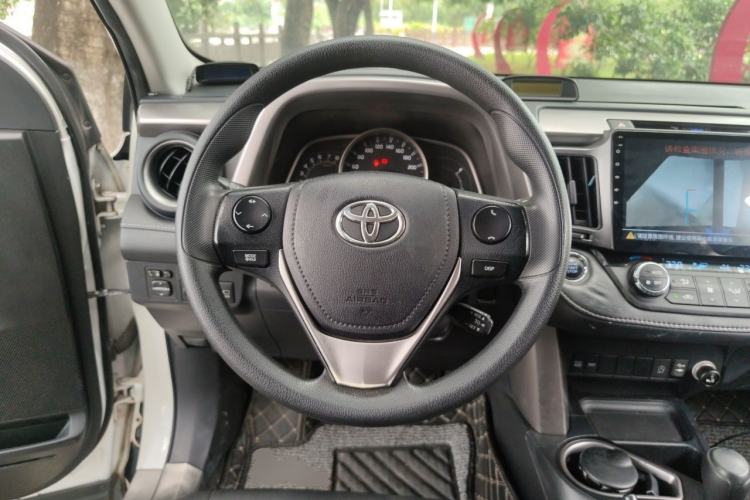 Used Toyota RAV4 2016 2.0L CVT Two-Wheel Drive Fashion Edition China V Standard Steering Wheel