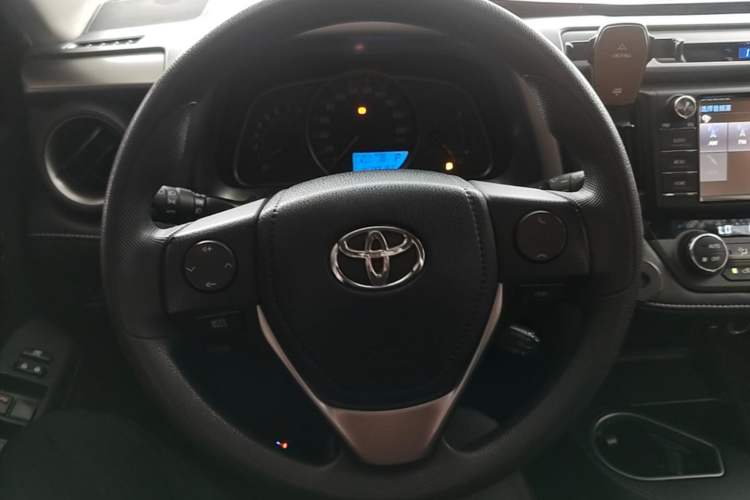 Used Toyota RAV4 2016 2.0L CVT Two-Wheel Drive Fashion Edition China V Standard Steering Wheel