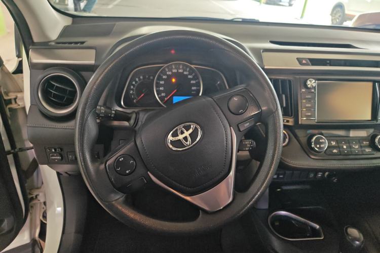 Used Toyota RAV4 2016 2.0L CVT Two-Wheel Drive Fashion Edition China V Standard Steering Wheel