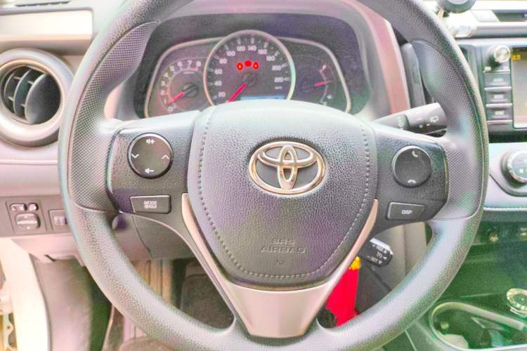 Used Toyota RAV4 2016 2.0L CVT Two-Wheel Drive Fashion Edition China V Standard Steering Wheel
