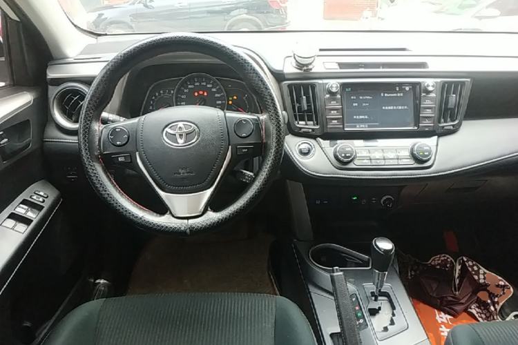 Used Toyota RAV4 2016 2.0L CVT Two-Wheel Drive Fashion Edition China V Standard Steering Wheel
