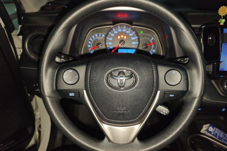 Used Toyota RAV4 2016 2.0L CVT Two-Wheel Drive Fashion Edition China V Standard Steering Wheel