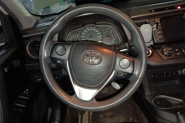 Used Toyota RAV4 2016 2.0L CVT Two-Wheel Drive Fashion Edition China V Standard Steering Wheel