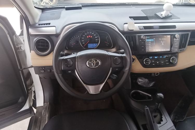 Used Toyota RAV4 2016 2.0L CVT Two-Wheel Drive Fashion Edition China V Standard Steering Wheel