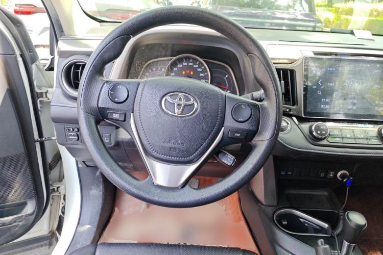 Used Toyota RAV4 2016 2.0L CVT Two-Wheel Drive Fashion Edition China V Standard Steering Wheel