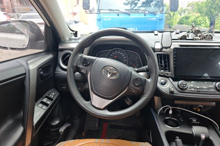 Used Toyota RAV4 2016 2.0L CVT Two-Wheel Drive Fashion Edition China V Standard Steering Wheel