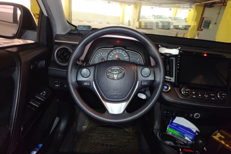 Used Toyota RAV4 2016 2.0L CVT Two-Wheel Drive Fashion Edition China V Standard Steering Wheel
