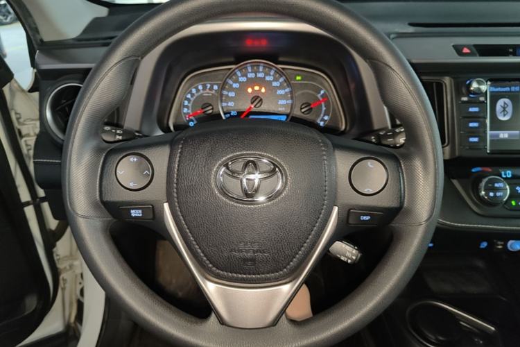 Used Toyota RAV4 2016 2.0L CVT Two-Wheel Drive Fashion Edition China V Standard Steering Wheel