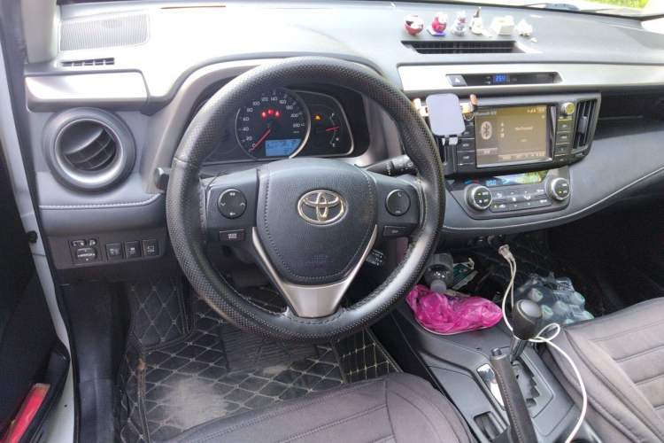 Used Toyota RAV4 2016 2.0L CVT Two-Wheel Drive Fashion Edition China V Standard Steering Wheel