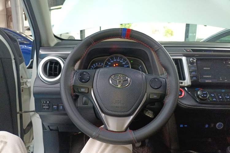 Used Toyota RAV4 2016 2.0L CVT Two-Wheel Drive Fashion Edition China V Standard Steering Wheel