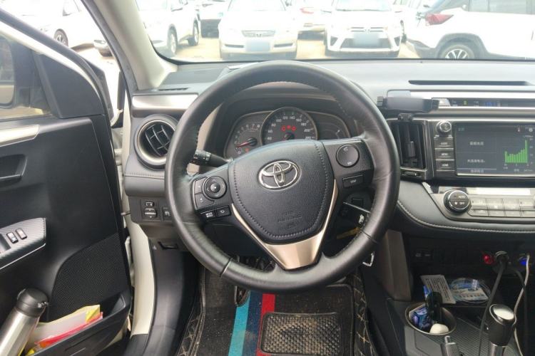 Used Toyota RAV4 2016 2.0L CVT Two-Wheel Drive Fashion Edition China V Standard Steering Wheel
