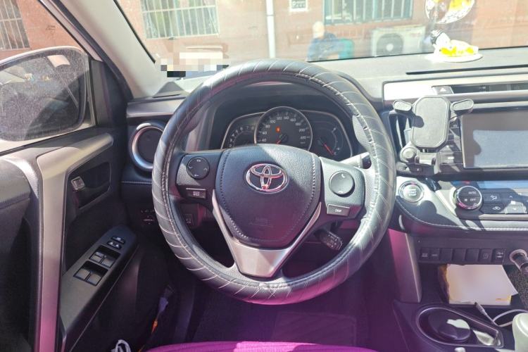 Used Toyota RAV4 2016 2.0L CVT Two-Wheel Drive Fashion Edition China V Standard Steering Wheel