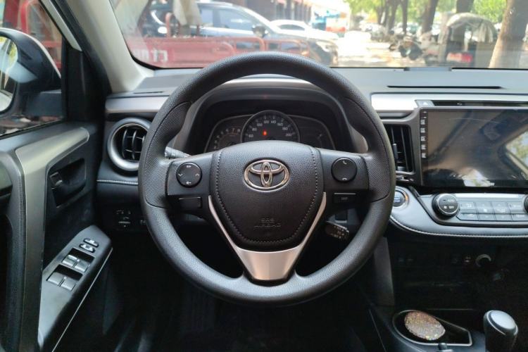 Used Toyota RAV4 2016 2.0L CVT Two-Wheel Drive Fashion Edition China V Standard Steering Wheel