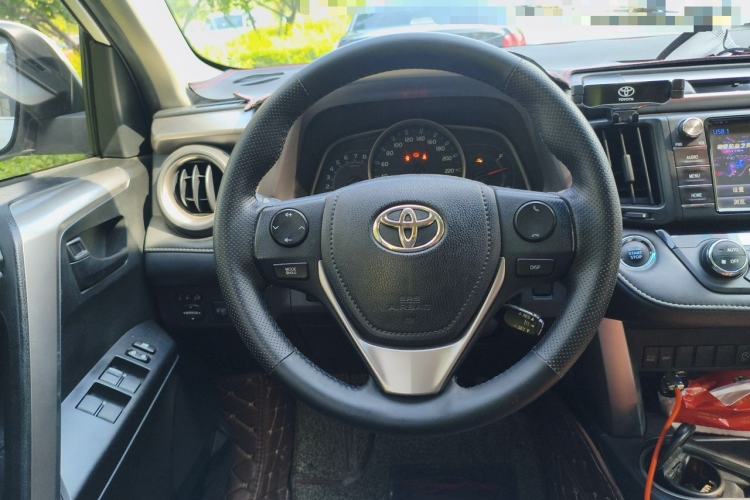 Used Toyota RAV4 2016 2.0L CVT Two-Wheel Drive Fashion Edition China V Standard Steering Wheel