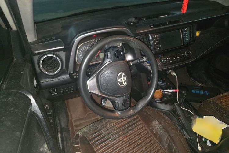 Used Toyota RAV4 2016 2.0L CVT Two-Wheel Drive Fashion Edition China V Standard Steering Wheel
