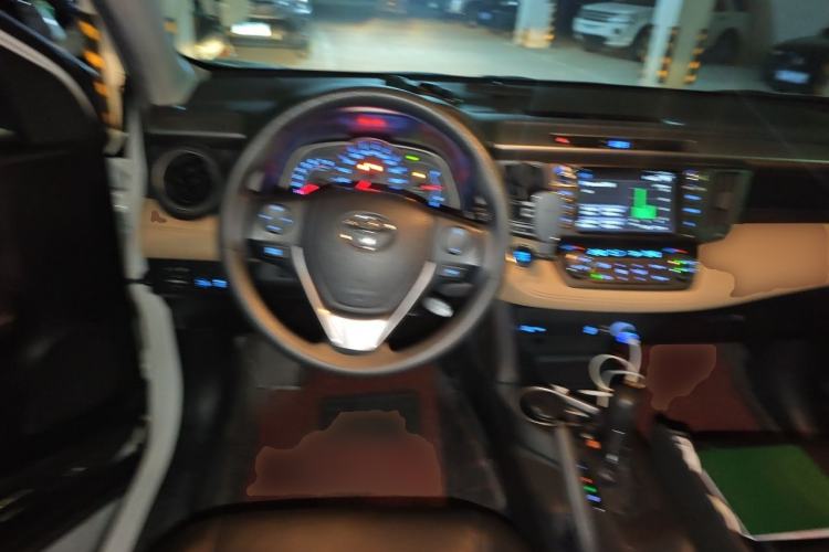 Used Toyota RAV4 2016 2.0L CVT Two-Wheel Drive Fashion Edition China V Standard Steering Wheel