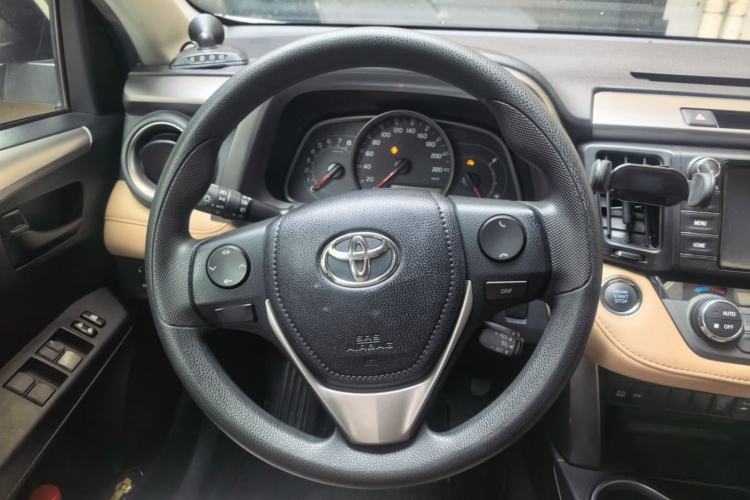 Used Toyota RAV4 2016 2.0L CVT Two-Wheel Drive Fashion Edition China V Standard Steering Wheel