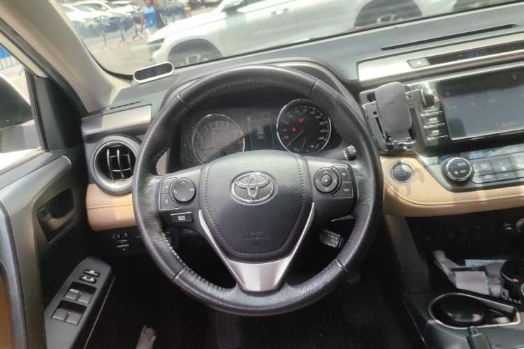 Used Toyota RAV4 2016 2.5L Automatic 4x4 Elite Edition Steering Wheel