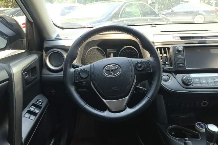Used Toyota RAV4 2016 2.5L Automatic 4x4 Elite Edition Steering Wheel