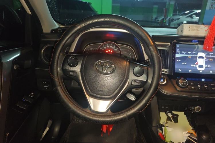 Used Toyota RAV4 2016 2.0L CVT Two-Wheel Drive Fashion Edition China V Standard Steering Wheel