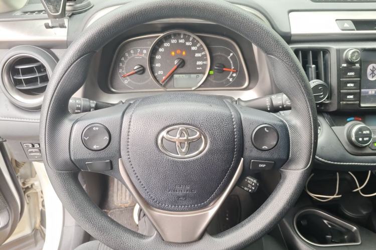 Used Toyota RAV4 2016 2.0L CVT Two-Wheel Drive Fashion Edition China V Standard Steering Wheel
