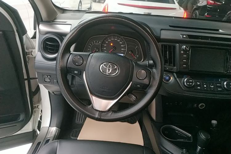 Used Toyota RAV4 2016 2.0L CVT Two-Wheel Drive Fashion Edition China V Standard Steering Wheel