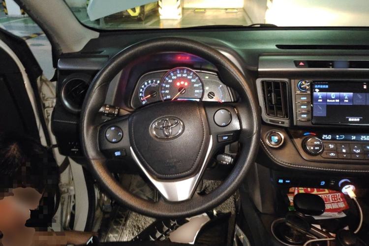 Used Toyota RAV4 2016 2.0L CVT Two-Wheel Drive Fashion Edition China V Standard Steering Wheel