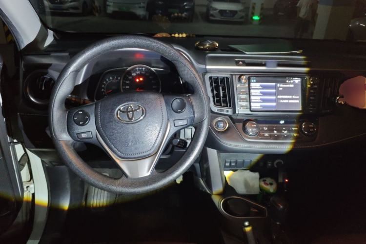 Used Toyota RAV4 2016 2.0L CVT Two-Wheel Drive Fashion Edition China V Standard Steering Wheel