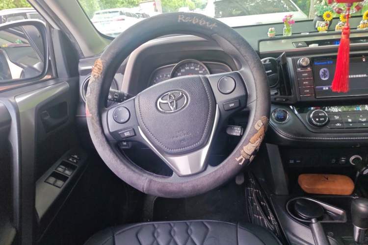 Used Toyota RAV4 2016 2.0L CVT Two-Wheel Drive Fashion Edition China V Standard Steering Wheel