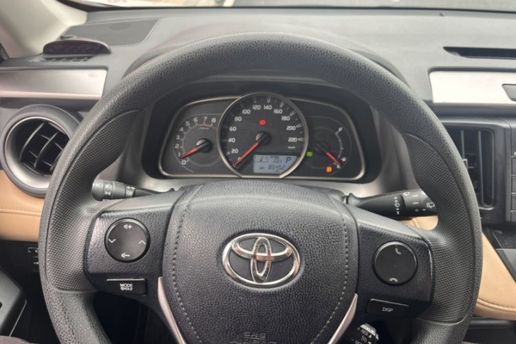 Used Toyota RAV4 2016 2.0L CVT Two-Wheel Drive Fashion Edition China V Standard Steering Wheel