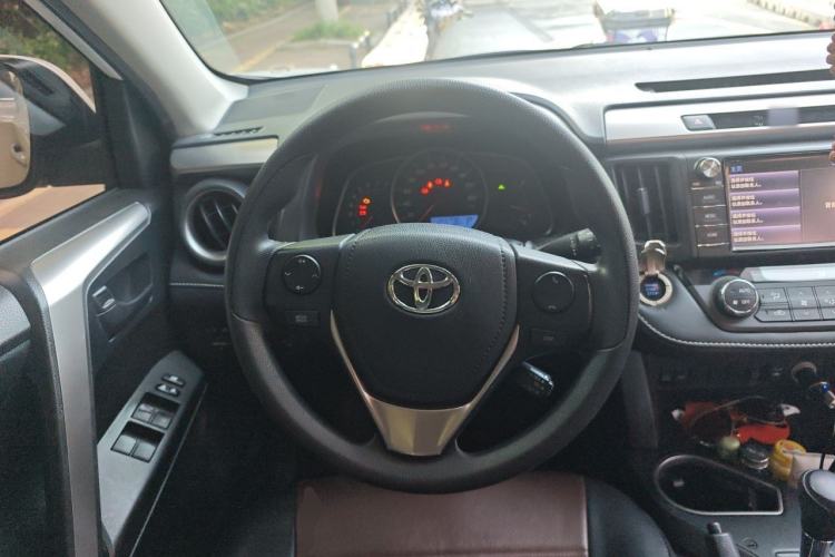 Used Toyota RAV4 2016 2.0L CVT Two-Wheel Drive Fashion Edition China V Standard Steering Wheel