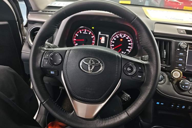 Used Toyota RAV4 2016 2.0L CVT Two-Wheel Drive Smart Edition China V Standard Steering Wheel