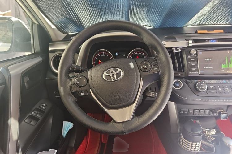 Used Toyota RAV4 2016 2.5L Automatic 4x4 Elite Edition Steering Wheel