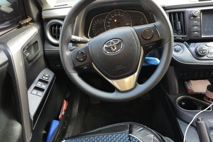Used Toyota RAV4 2016 2.0L CVT Two-Wheel Drive Fashion Edition China V Standard Steering Wheel