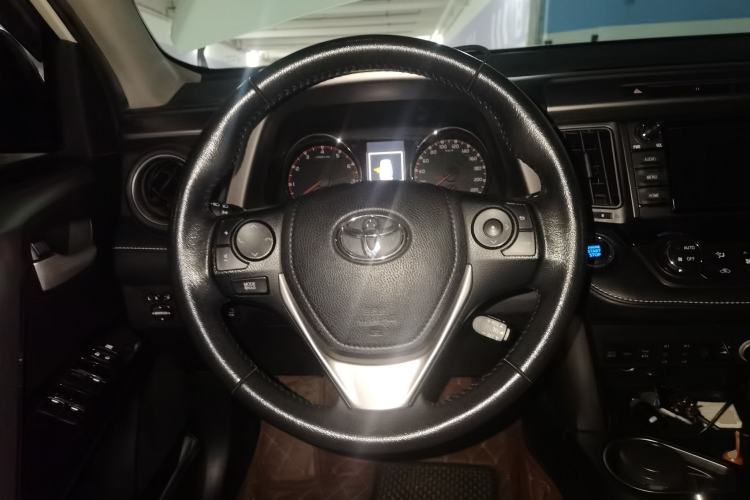 Used Toyota RAV4 2016 2.5L Automatic 4x4 Elite Edition Steering Wheel