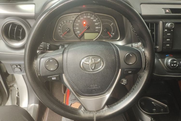 Used Toyota RAV4 2016 2.0L CVT Two-Wheel Drive Comfort Edition China V Standard Steering Wheel