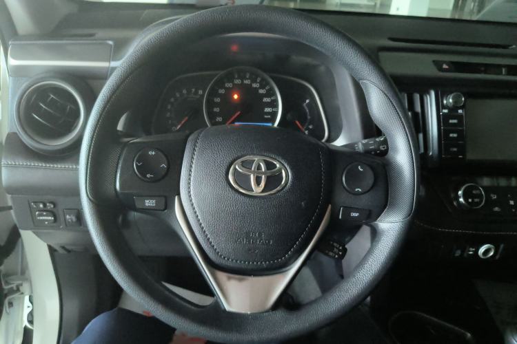 Used Toyota RAV4 2016 2.0L CVT Two-Wheel Drive Fashion Edition China V Standard Steering Wheel