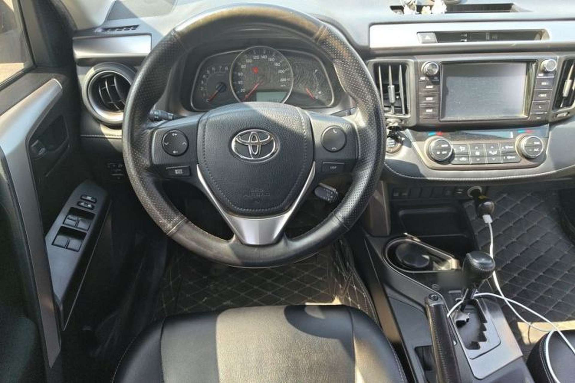 Used Toyota RAV4 2016 2.0L CVT Two-Wheel Drive Fashion Edition China V Standard Steering Wheel
